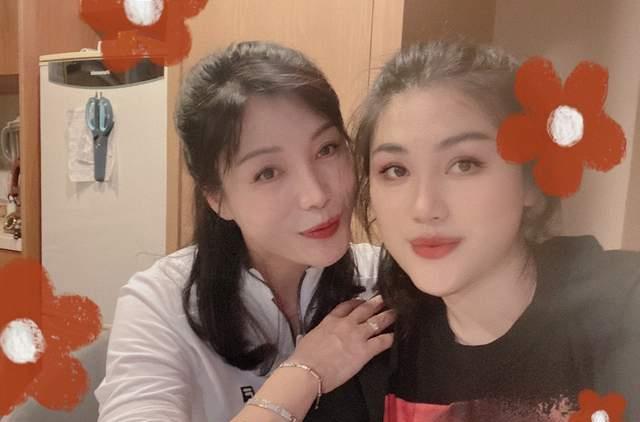 柳云龙爱女登好声音舞台,与妈妈似