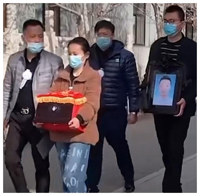 河南当地人揭秘风俗:熊磊抱骨灰盒的用意,比郭威捧遗像更厉害