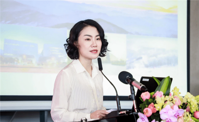 万科"董秘"朱旭,年薪849万,年终奖1000万,今46岁仍像少女