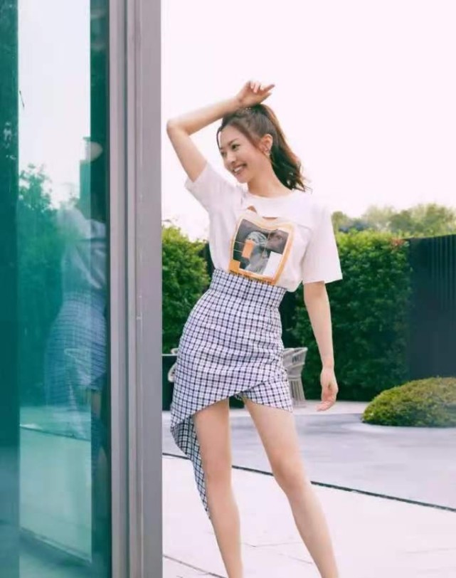 黄梦莹的身材真是"极品",穿深v领礼服亮相,气场不输
