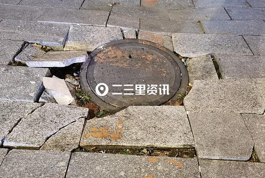 市民反映建设街附近有两处井盖出现严重破损,存在严重的安全隐患