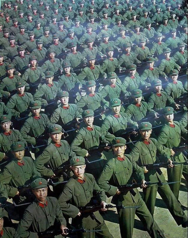 平均每套18元,三片红的71式"的确良"军服,一个激情时代的象征
