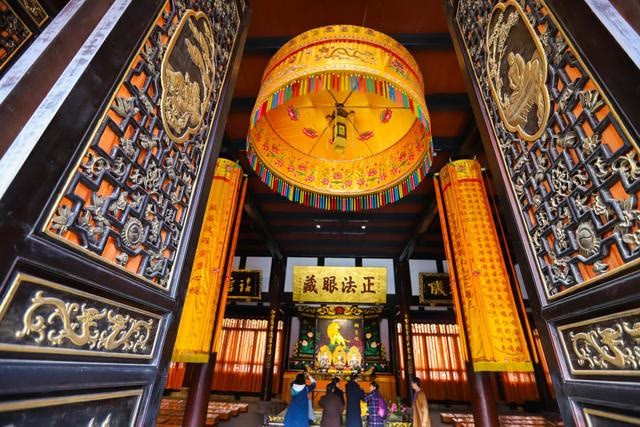 几百年历史的古树,现在秋天,金黄的落叶一地都是,与醇厚古朴的寺院交