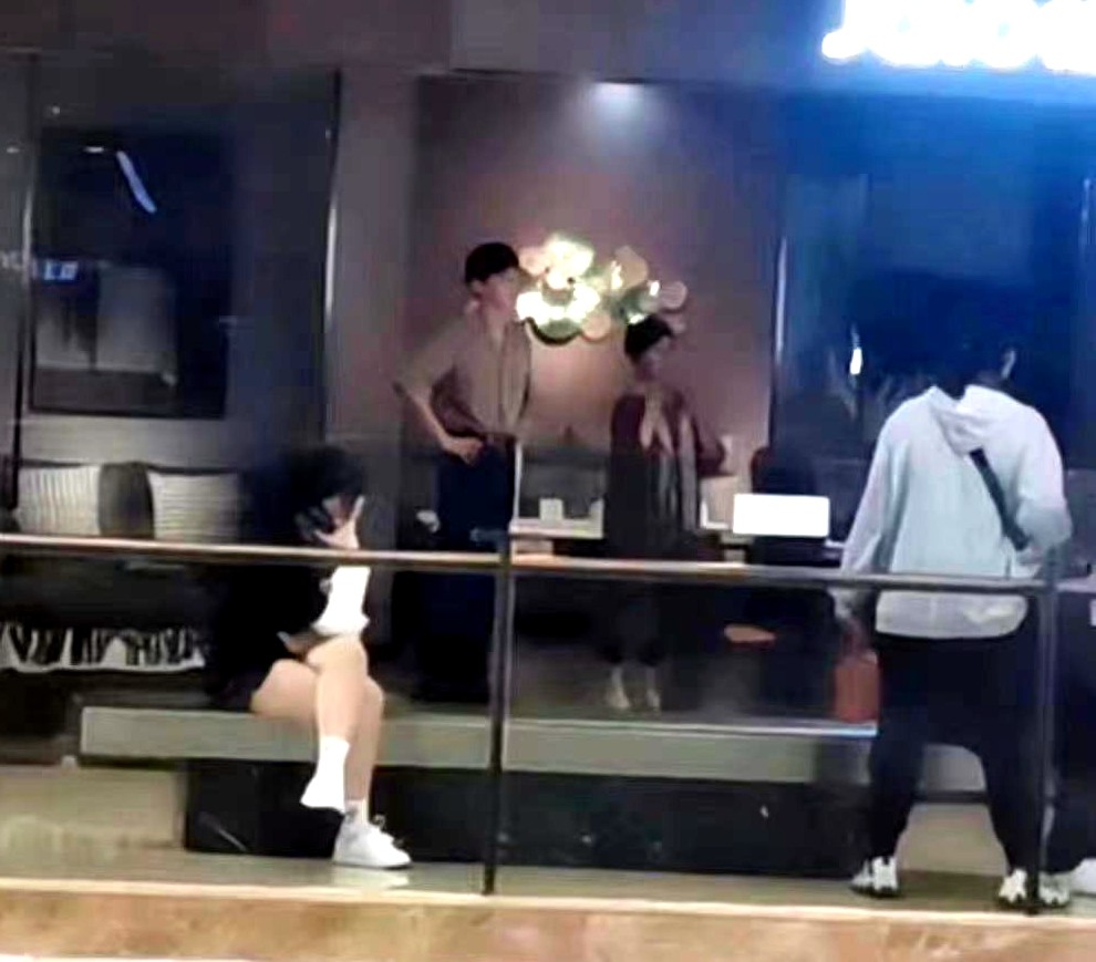 吴永恩忙完新店开业即赶去探班王子文,两人十指紧扣逛