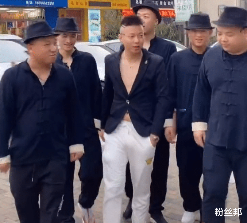 停播8天胜仔高调复出,被点名直播低俗审丑式,隐退不