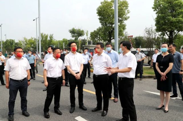 吴永宏,省住建厅党组书记顾小平,副厅长宋如亚参加会议,南通市副市长