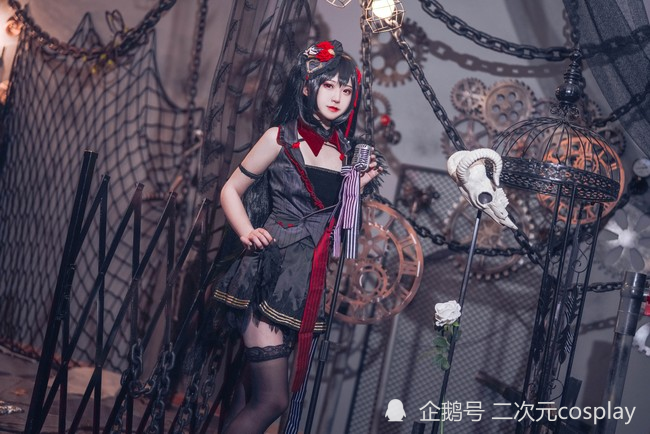 coser@夏柠柠给我们带来了《碧蓝航线》中大凤的cosplay,优雅美丽