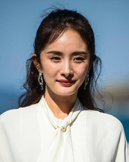 杨幂:我卸妆了,佟丽娅:我也卸妆了,周也:我没有眼花吧