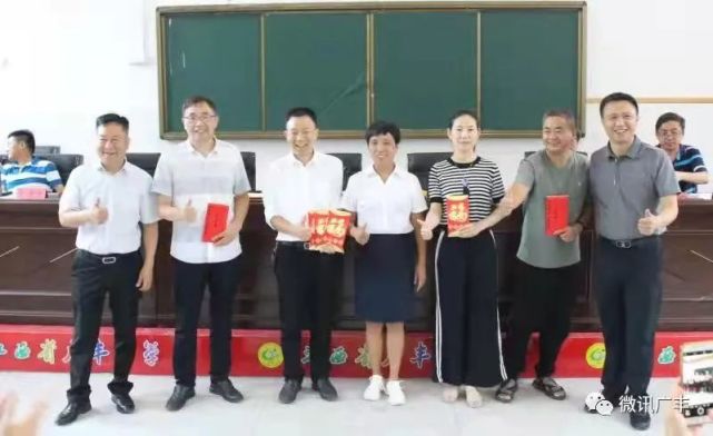 由校友捐资,广丰中学举行首届校友奖学金,奖教金颁奖