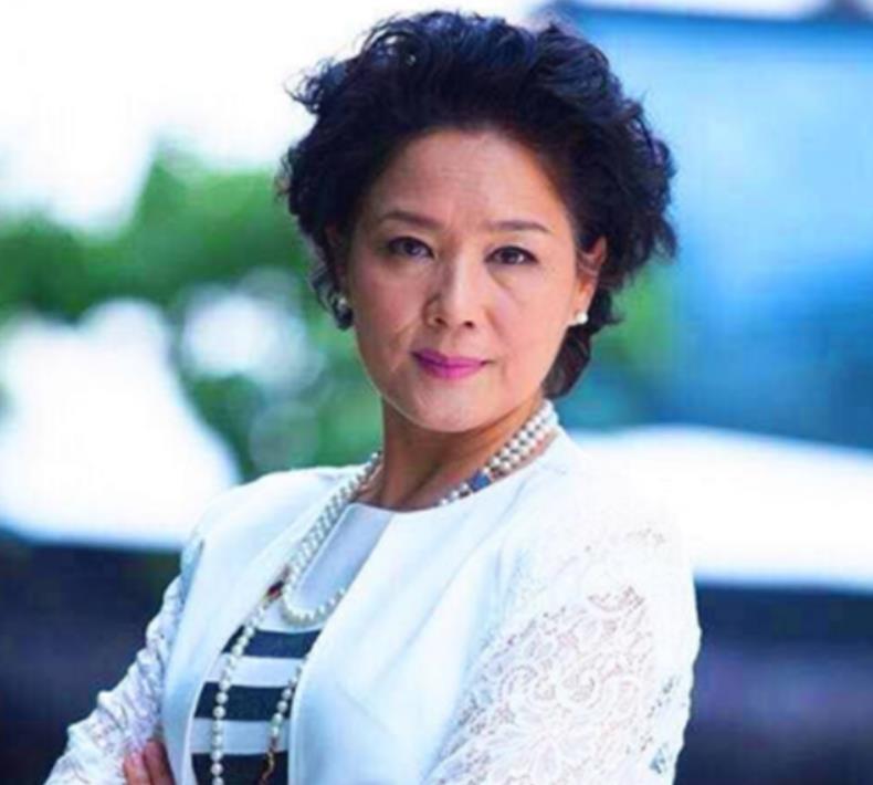 开机迫在眉睫,不能因为一个角色耽误所有演员时间,导演只好在杨青家门