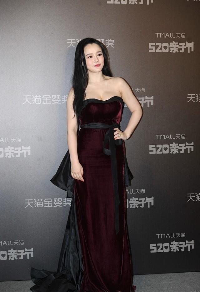 冉莹颖的造型是认真的吗?"大红灯笼"穿身上,还得靠身材撑起来