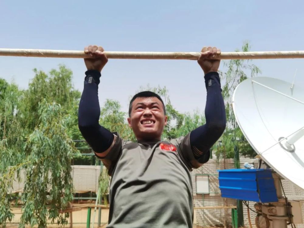 度,可工兵分队两名彝族战士阿力日武和阿西小兵的训练热情却丝毫不减