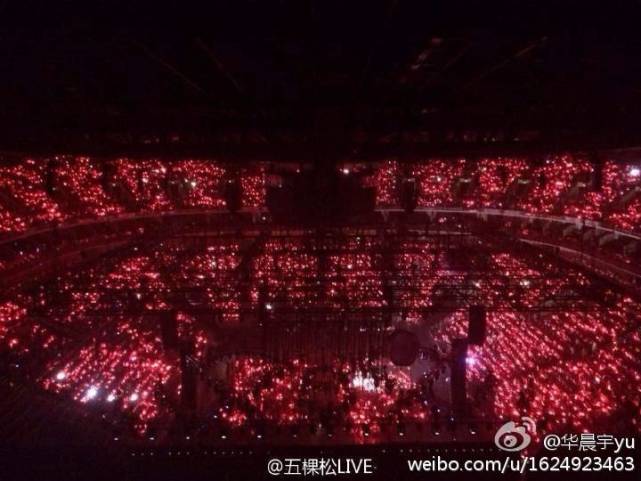 即2014年,24岁的华晨宇就在北京五棵松体育馆连开两场万人演唱会,那时