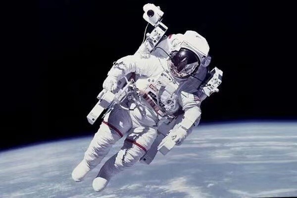 如果宇航员在太空行走,绳索断掉会永远回不到地球吗?
