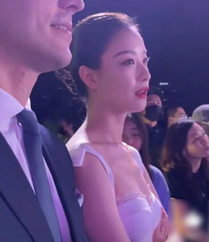 32岁倪妮侧脸生图火上热搜,穿白裙好有气质,这腰围我却看愣了