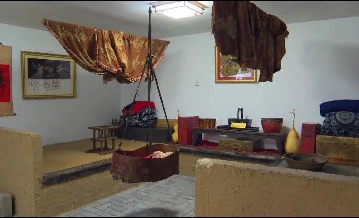了当时满族家庭的屋内设施和物品布置满族住屋最大的特点就是口袋房