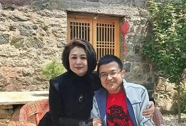 于月仙丧礼现场细节曝光:遗体沉睡于鲜花中,遗容安详