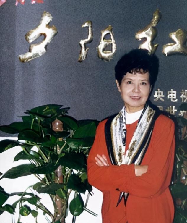 央视第一女主持人逝世,晚年收获爱情,唯独儿子成为她一生的遗憾