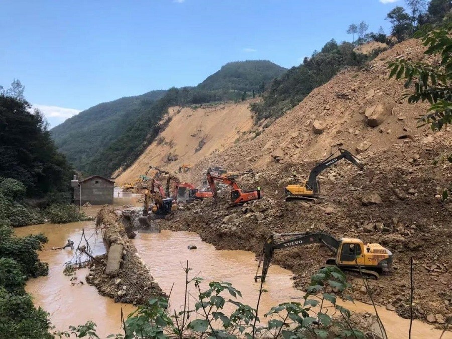 陕西镇巴山体滑坡堰塞湖减少库容22.1万方 1名失联群众仍在搜救