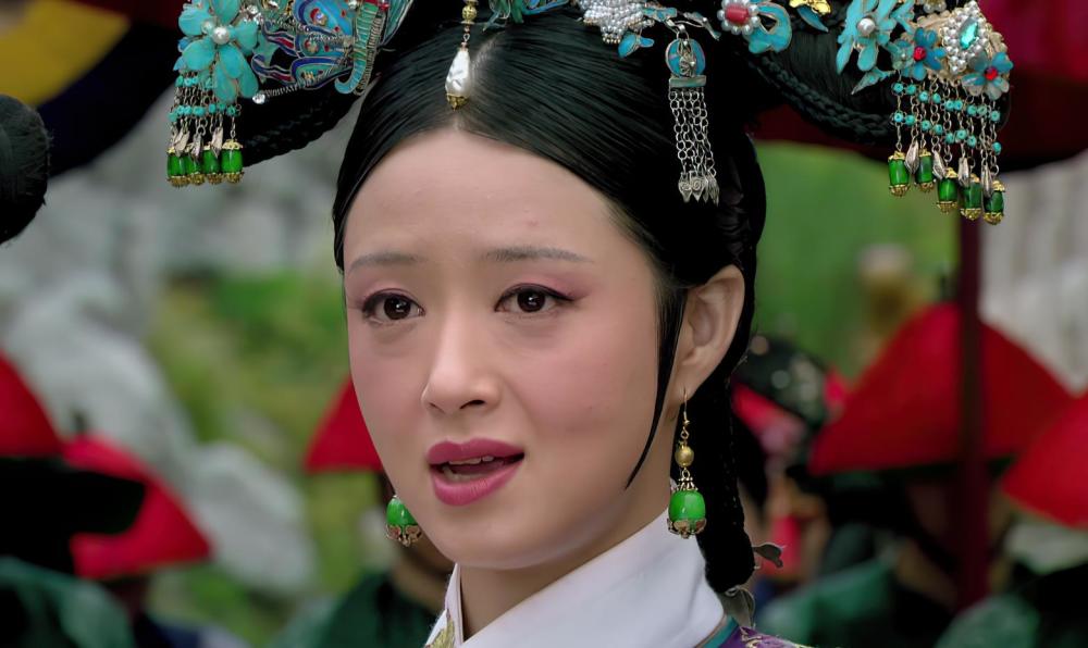 甄嬛传:华妃赏夏冬春一丈红,并非是她以下犯上,看她头上戴了啥?
