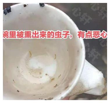 老奶奶用瓷碗烤火为小朋友熏牙虫熏出很多细虫民间偏方不可取