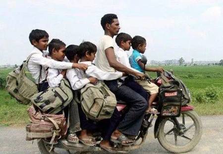 印度人:中国果然很穷,我们家家有摩托,他们却连单车都