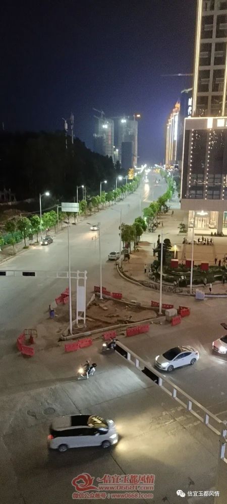 信宜网友:育才路这个位置装三盏路灯实属奇怪,你怎么看?