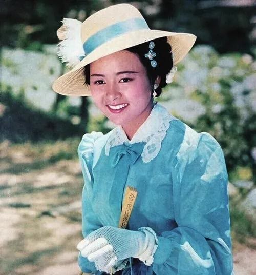爆红后"弃夫出国",单身30年无儿无女,张瑜如今怎样了?