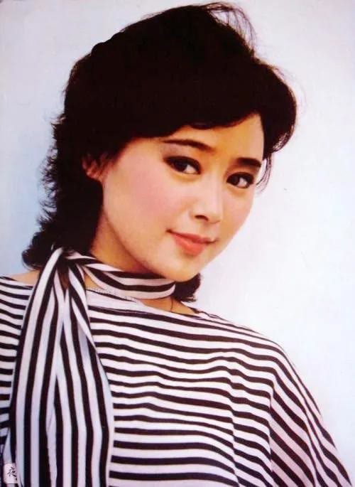爆红后"弃夫出国,单身30年无儿无女,张瑜如今怎样了?