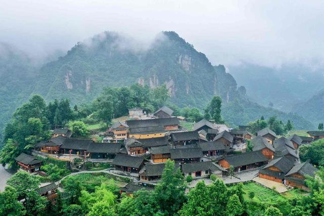 省内有不少知名的旅游景点,每到旅游旺季的时候,前来参观的游客络绎不