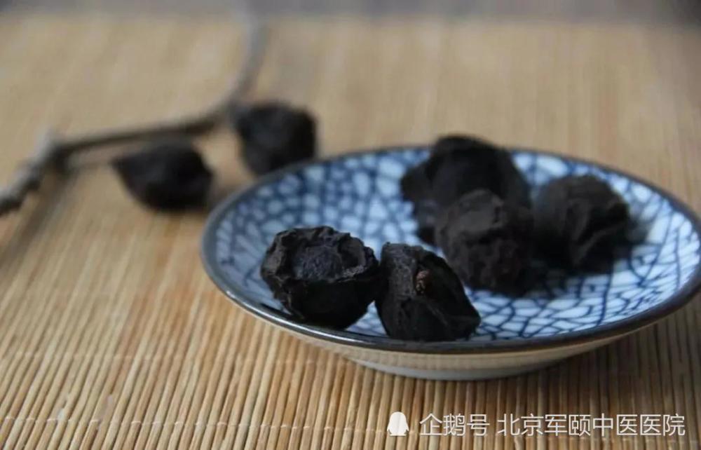 中医认为,乌梅味酸涩,性平,入肝,胆,肺,大肠经,其主要功效有以下几种