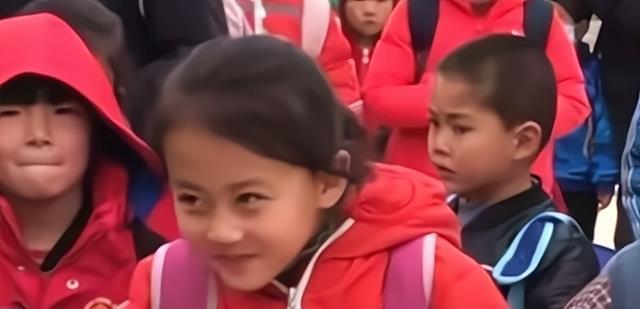 宁夏7岁女孩"一笑爆红",赚钱机会唾手可得,父母的举动