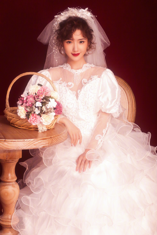 缎面婚纱发型_缎面婚纱图片(2)