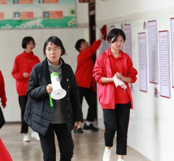 张桂梅17岁照片曝光40年前与40年后判若两人仍逃不过网红炮轰