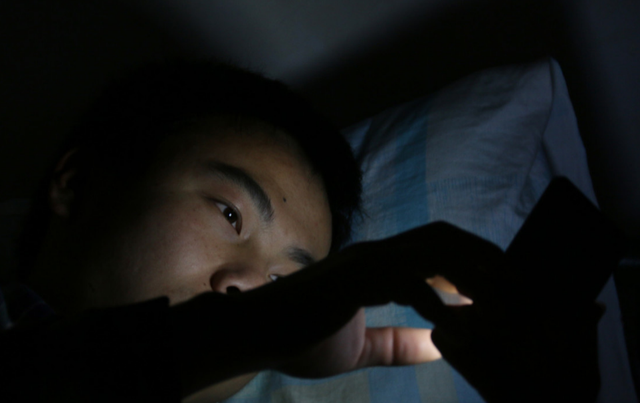 睡前躺着玩手机的人时间长了会怎样建议提前了解