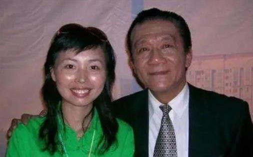 名叫袁茵,小他20岁,妥妥的小娇妻,两人婚后没多久就有了小女儿侯懿珊