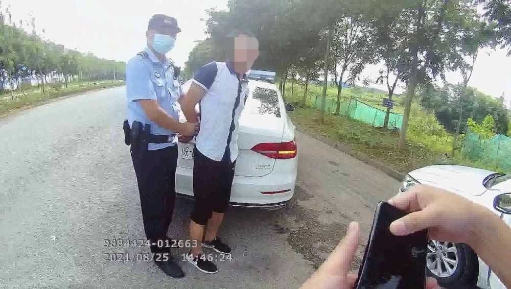 男子用手铐将前女友控制在车内从上海带至安徽 芜湖警方快速解救受害