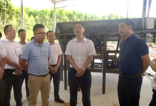 雷州市委副书记,市长黄廉东率队调研检查垃圾中转站