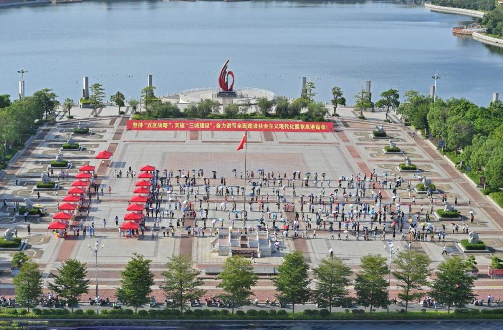 群众在泉州市泉港区锦绣广场核酸检测点有序等候核酸检测.(林弘梫 摄)