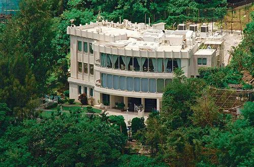他家在深水湾79号,是一个老房子了,旧宅建于1957年,李嘉诚在1963年以