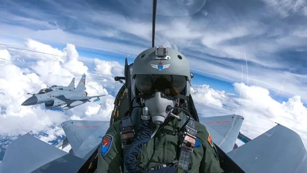 人民空军展示训练研究新成果:先进战力来自人与装备的