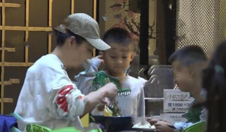 42岁郝蕾带双胞胎儿子庆生,不修边幅身材显壮硕,神秘男友露面