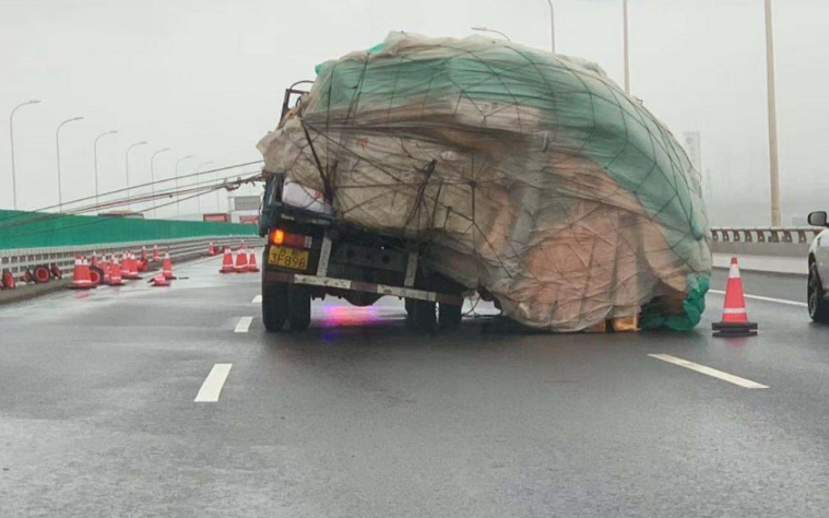 货车无故发生侧翻千万别忽略这个隐形高速杀手