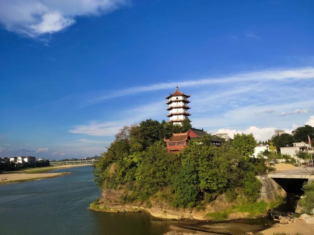 宝岩塔与南台寺伴着盱江和索桥为伴,绿水青山怀绕