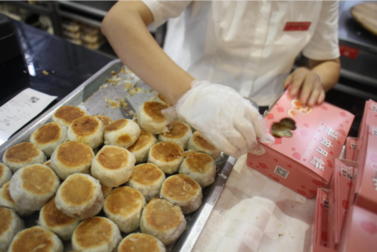 台风天上海市民为啥冒雨也要去光明邨排队买鲜肉月饼