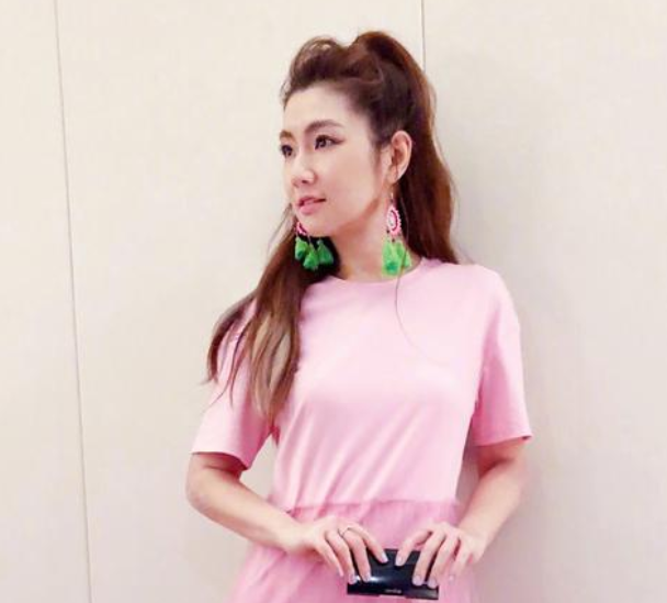 任家萱变得更美了,穿一袭粉裙出场尽显少女感,根本不像是39岁