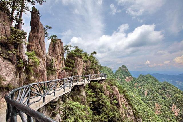 杭州一小众景点,有浙江"小黄山"之称,海拔1400米景色美风景秀