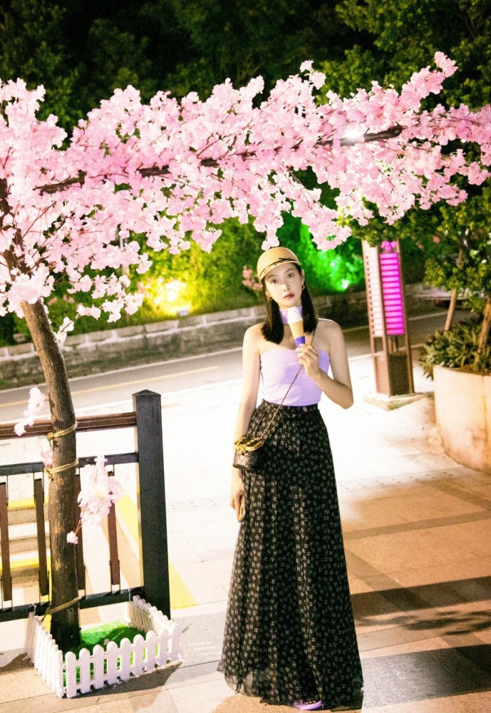 拍不出好看初秋夜景美照?巧用灯光和背景,暗夜也能拍出时尚大片