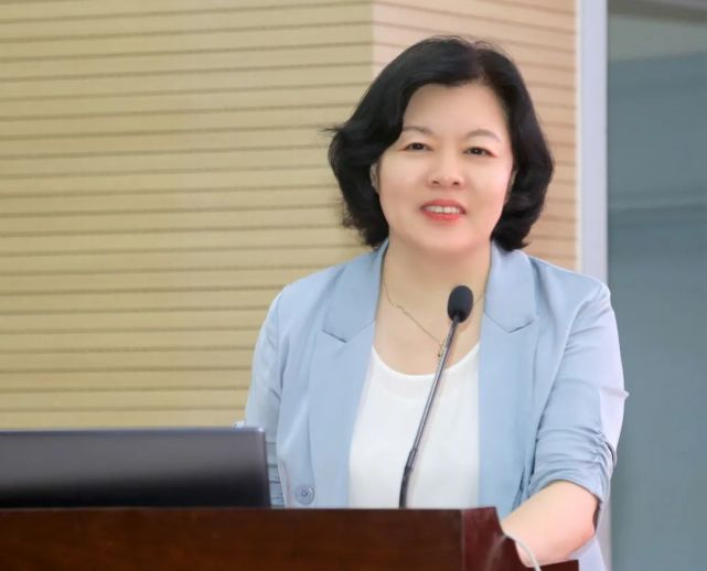 培训第一天恰逢教师节,党委书记曹琴英代表医院用娇艳欲滴的鲜花向