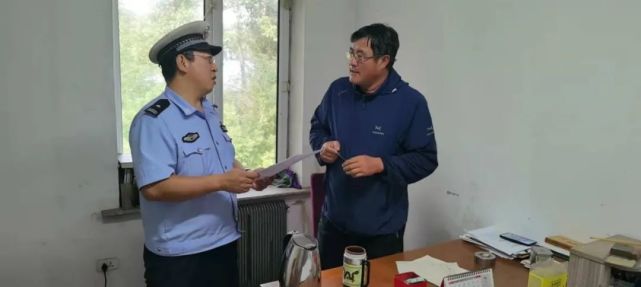 近日,南岔县公安局交警大队深入辖区药厂,热电厂,粮库,水泥彩砖制造厂
